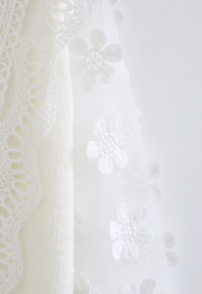 Gespleißtes Strickoberteil mit gespleißten Blumenmaschenärmeln in Weiß