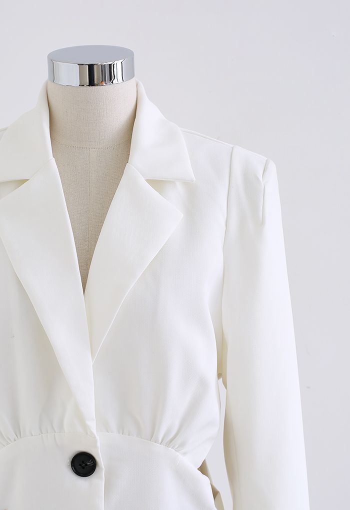 Blazer-Kleid mit ausgeschnittener Taille in Weiß