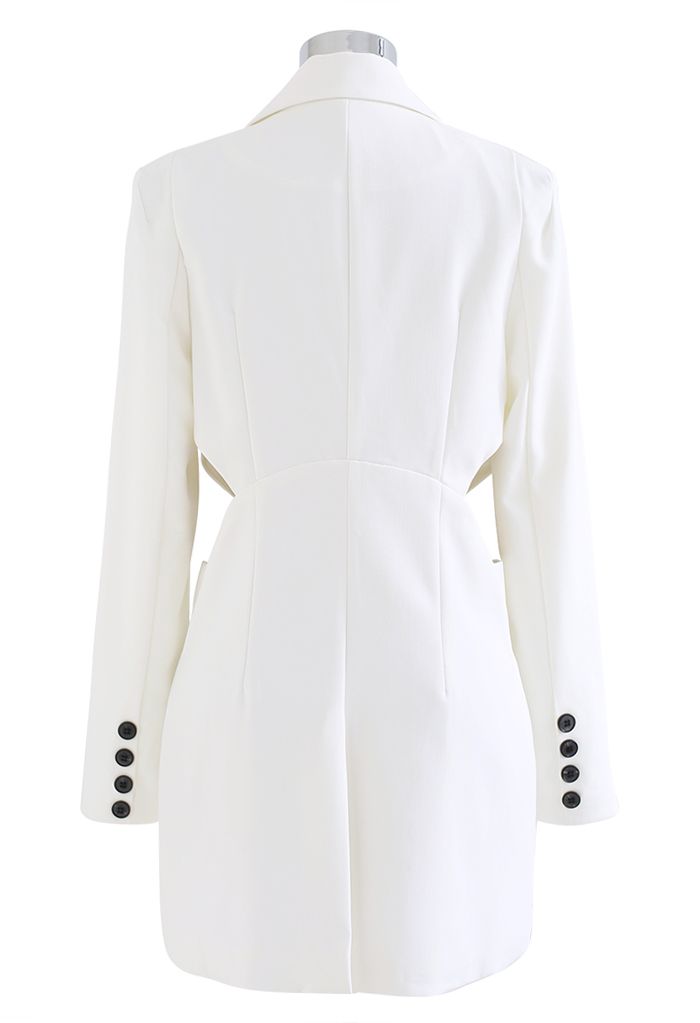 Blazer-Kleid mit ausgeschnittener Taille in Weiß
