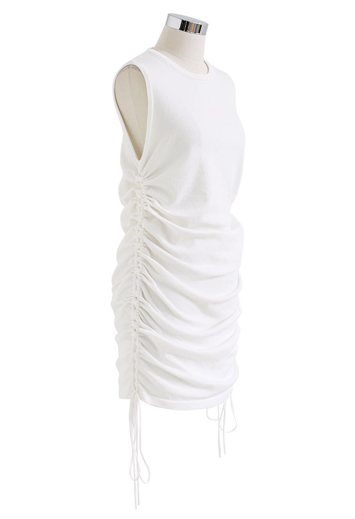 Ärmelloses Kleid mit seitlichem Kordelzug in Weiß