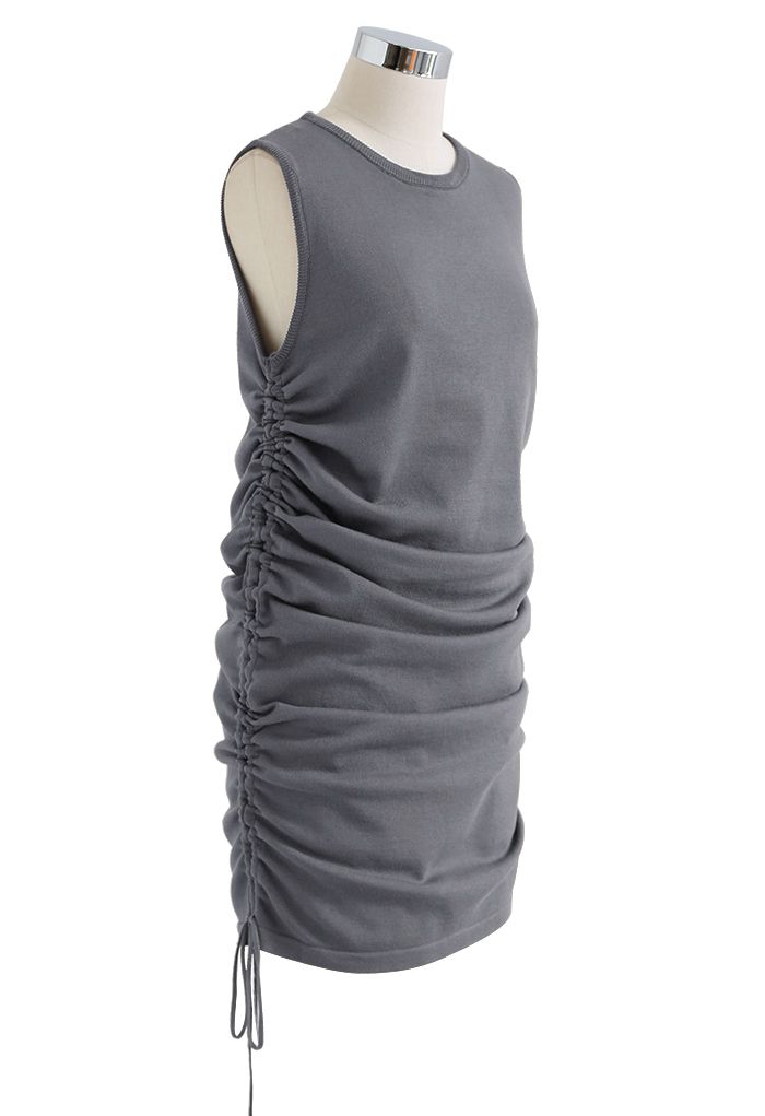 Ärmelloses Kleid mit Kordelzug an der Seite in Grau