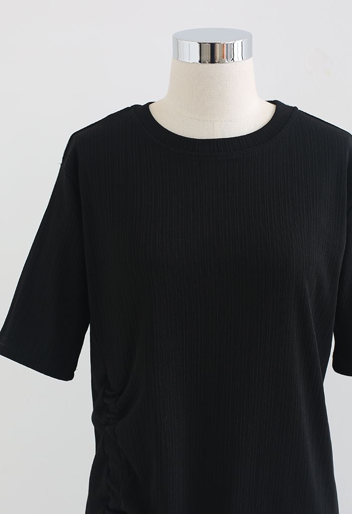 Dehnbares T-Shirt-Kleid mit Rüschen in Schwarz