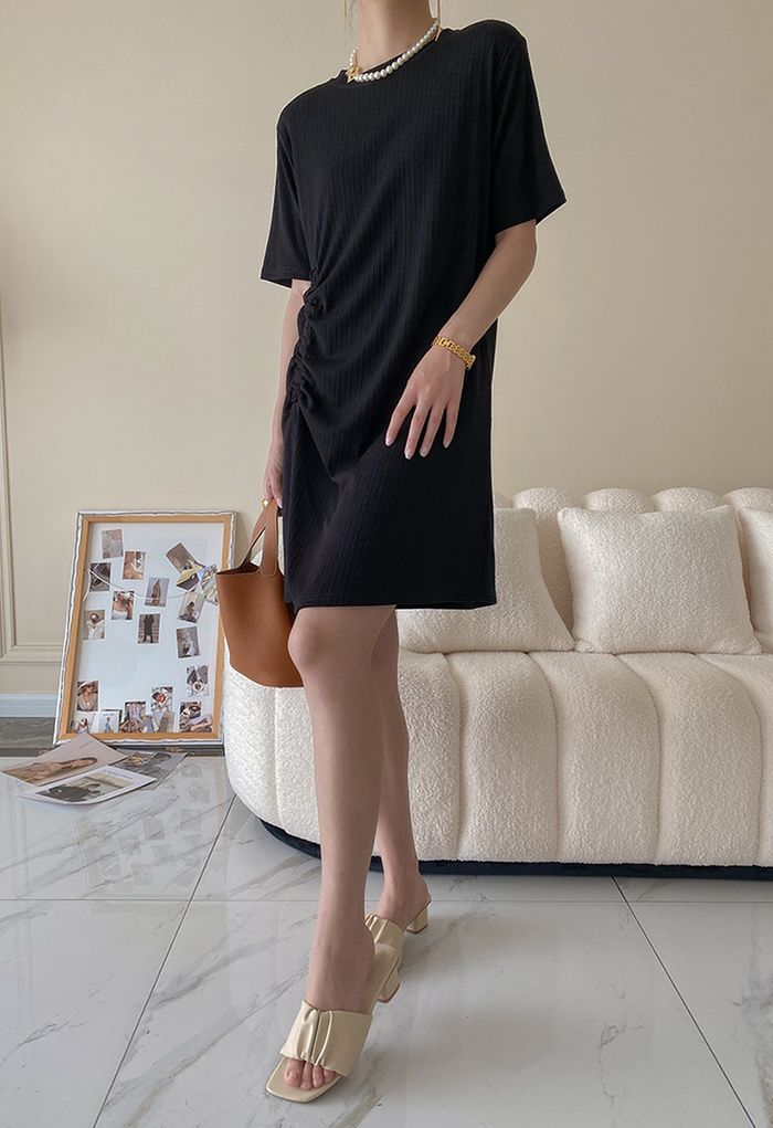 Dehnbares T-Shirt-Kleid mit Rüschen in Schwarz