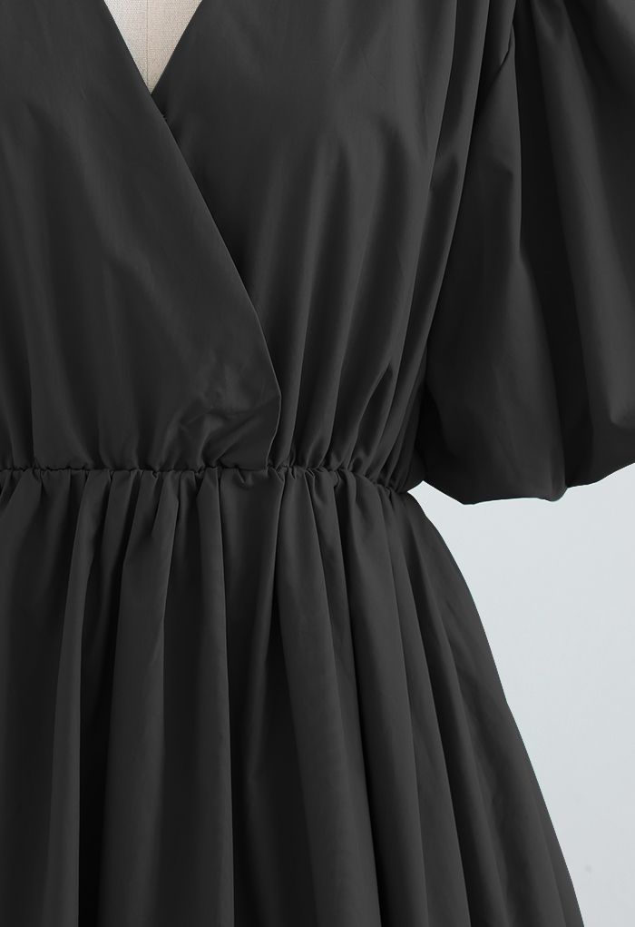 Baumwollkleid mit V-Ausschnitt und Blasenärmeln in Schwarz