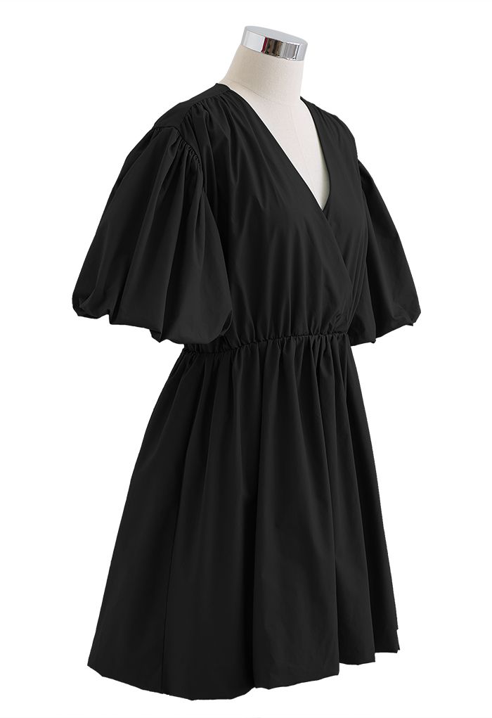 Baumwollkleid mit V-Ausschnitt und Blasenärmeln in Schwarz