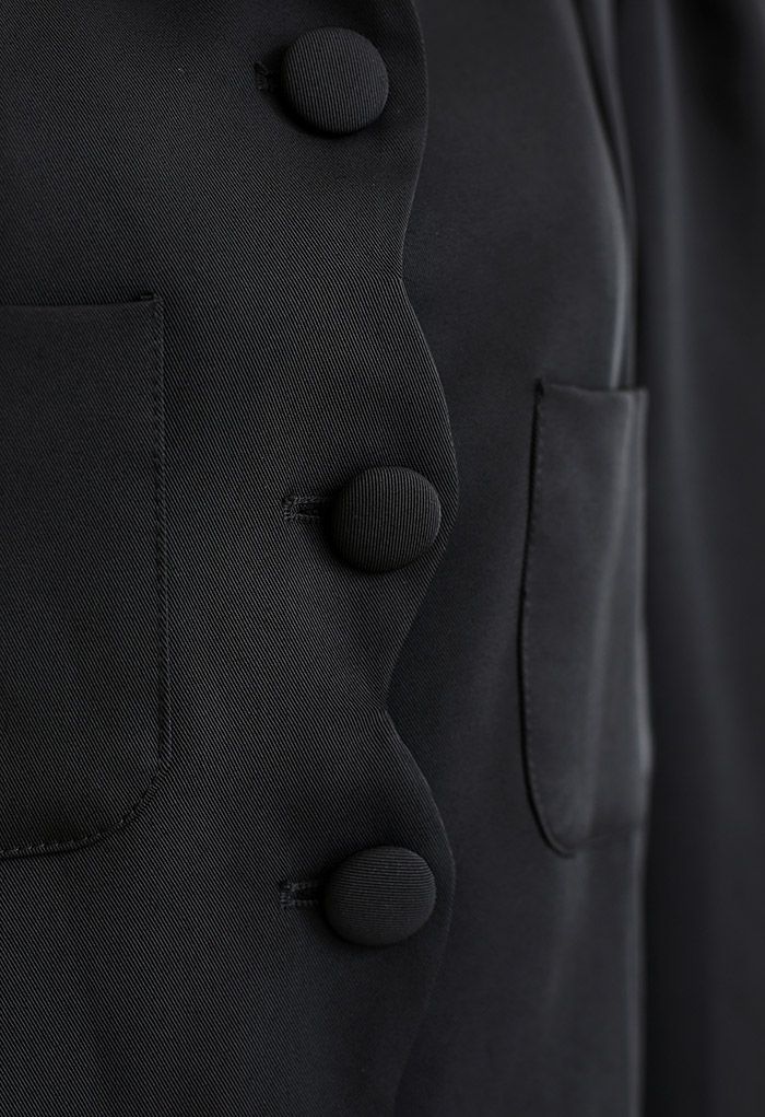 Crop-Blazer mit Bogenkanten und Fronttasche in Schwarz