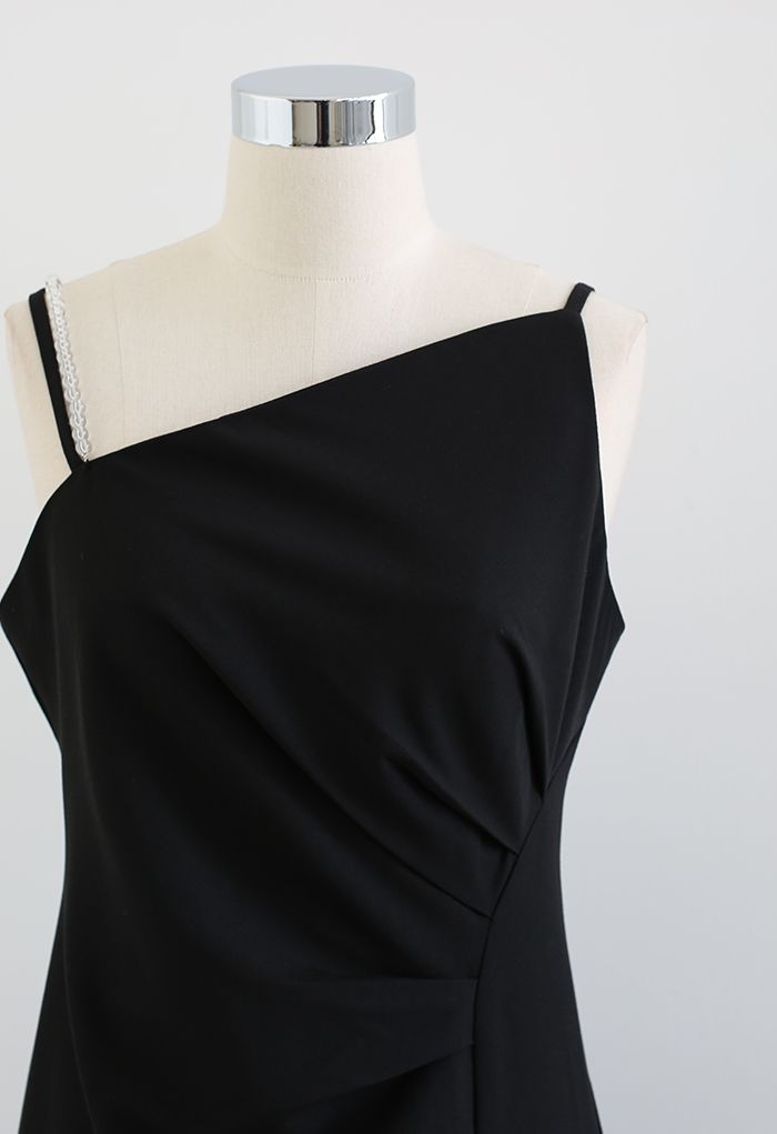 Figurbetontes schwarzes Kleid mit schrägem Ausschnitt