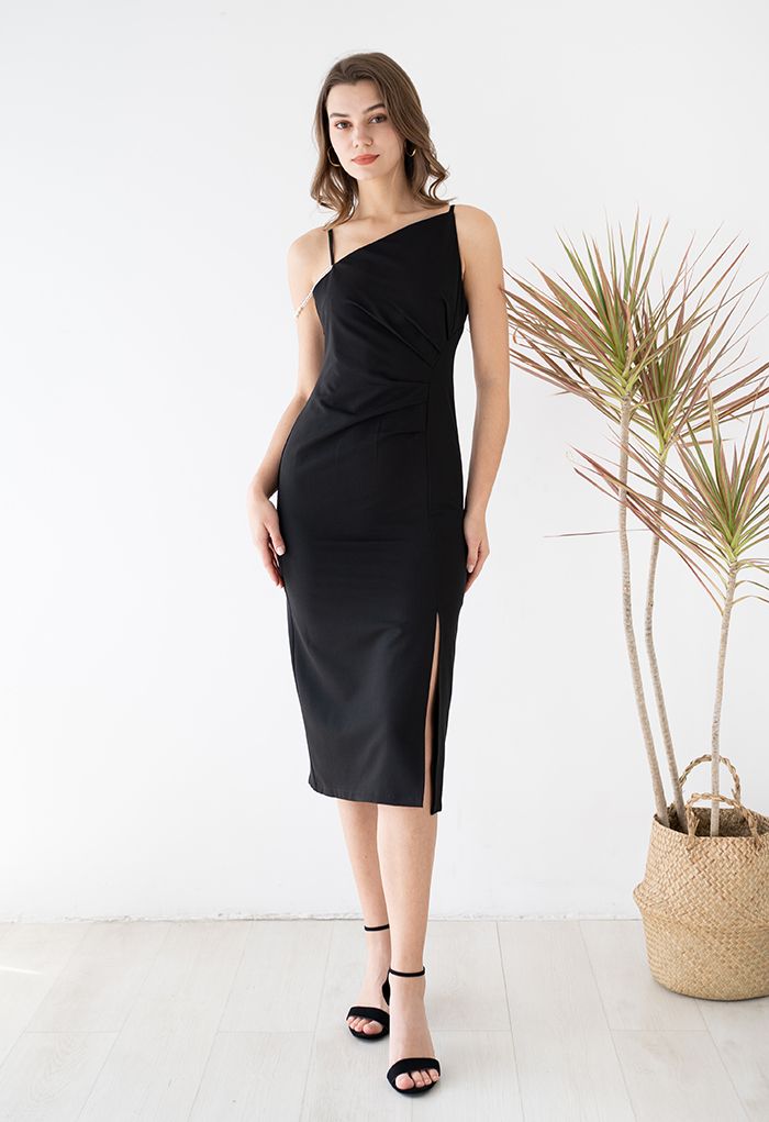 Figurbetontes schwarzes Kleid mit schrägem Ausschnitt