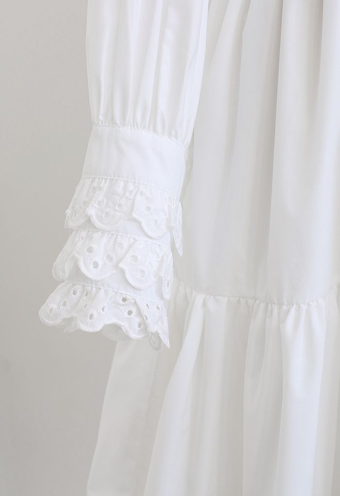 Besticktes Kleid mit floralen Ösen und Rüschen in Weiß
