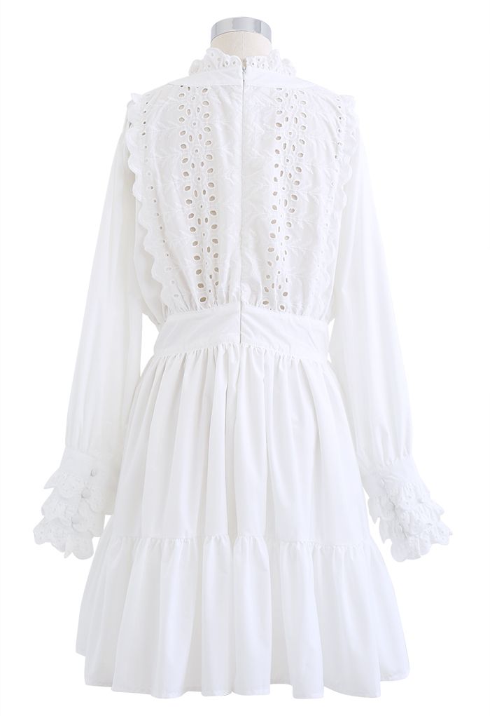 Besticktes Kleid mit floralen Ösen und Rüschen in Weiß