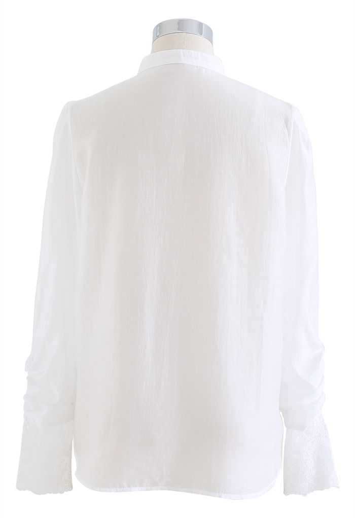Halbtransparentes Hemd mit floralem Mesh-Einsatz in Weiß