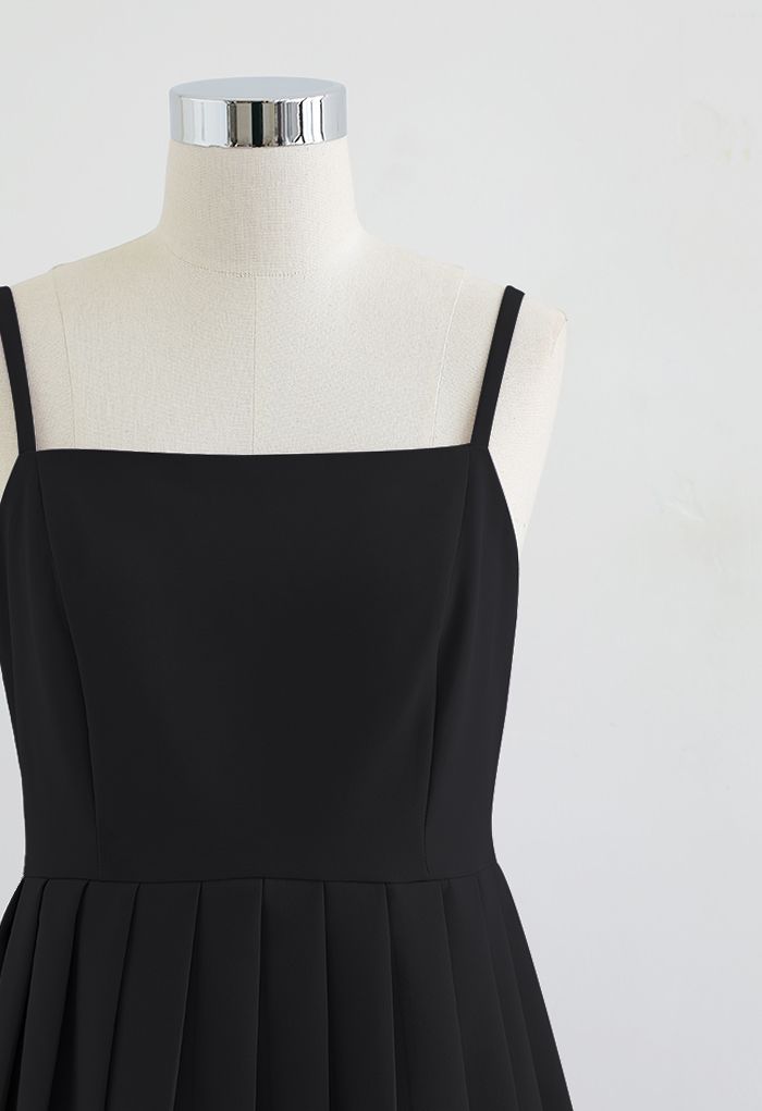 Glänzendes Cami-Kleid mit plissiertem Saum in Schwarz