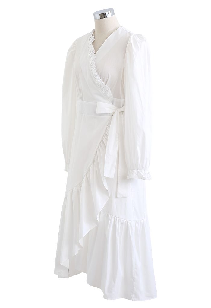 Gewickeltes Baumwollkleid mit asymmetrischem Saum und Rüschen in Weiß
