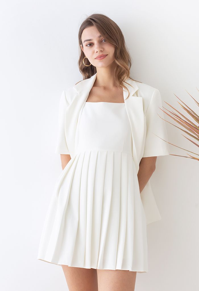 Glänzendes Cami-Kleid mit plissiertem Saum in Weiß