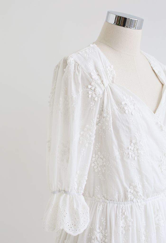 Weißes Kleid aus Baumwolle mit Blumenstickerei und Herzausschnitt