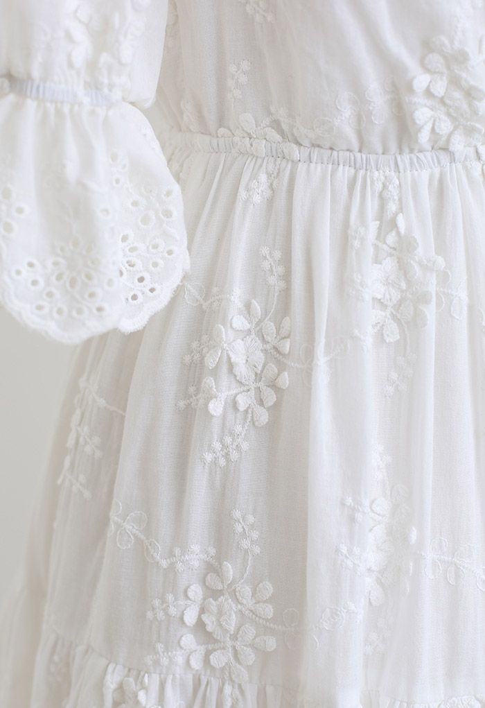 Weißes Kleid aus Baumwolle mit Blumenstickerei und Herzausschnitt