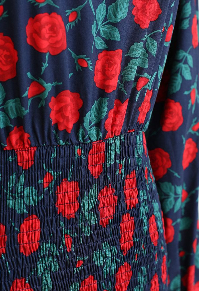 Slinky gerafftes Kleid mit Rosendruck in Marineblau