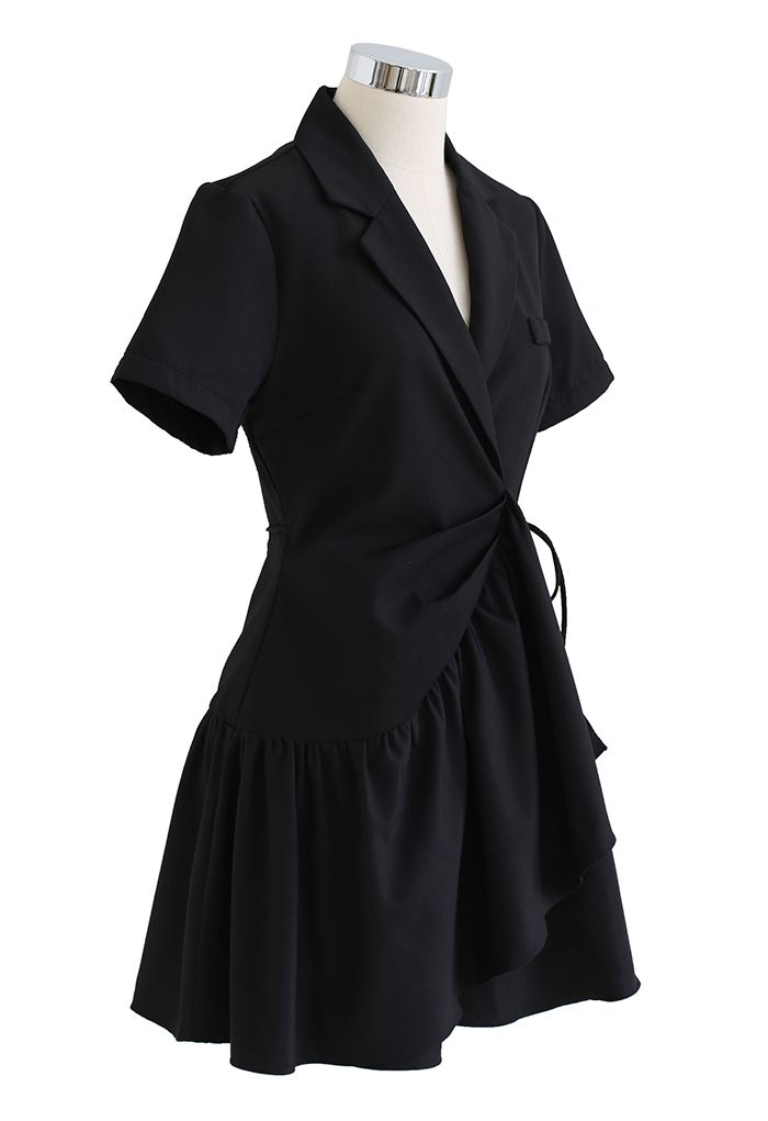 Einfarbiges, schwarzes, asymmetrisch gewickeltes Minikleid mit Rüschen