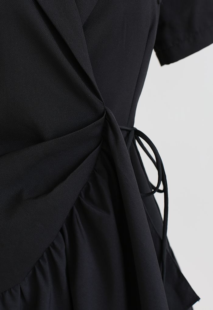 Einfarbiges, schwarzes, asymmetrisch gewickeltes Minikleid mit Rüschen