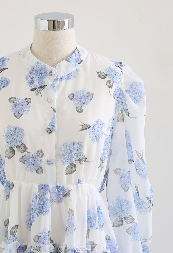 Minikleid mit Rüschen und Ausschnitten in der Taille mit Hortensien-Print
