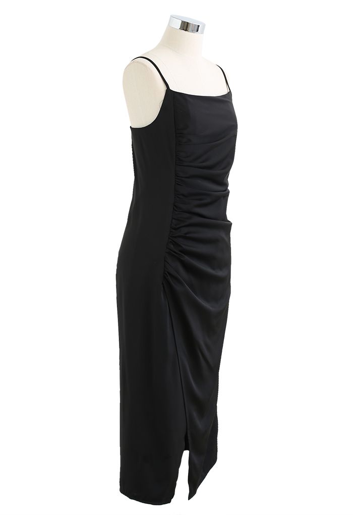 Gerafftes, figurbetontes Camisole-Kleid mit Tulip-Saum in Schwarz