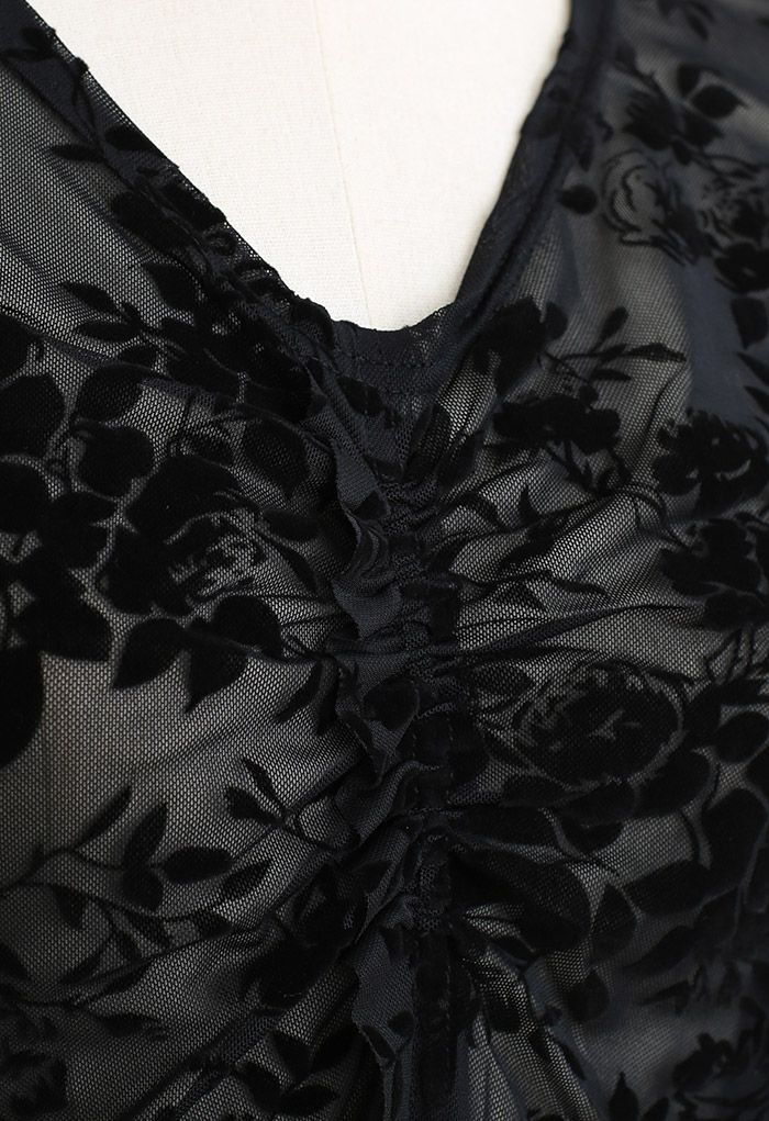 Velvet Rose Asymmetrisches Mesh-Top mit V-Ausschnitt in Schwarz