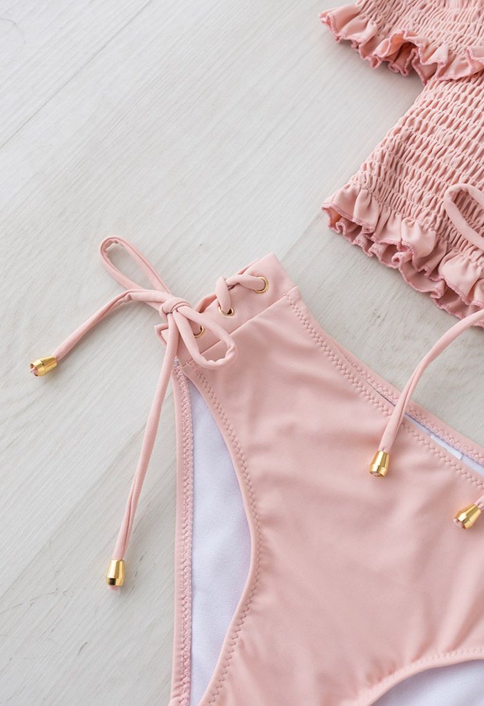 Schulterfreies Bikini-Set mit Rüschen zum Schnüren in Rosa