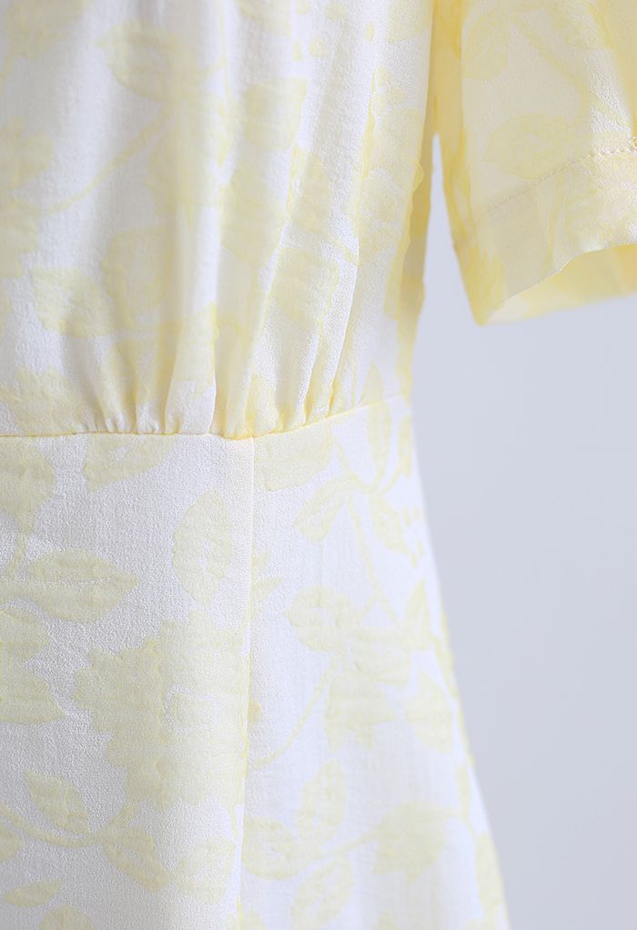 Gerafftes Jacquardkleid mit Blütenausschnitt und Rückenausschnitt in Gelb
