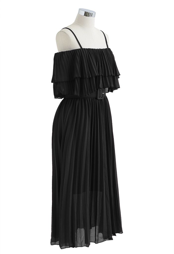 Gestuftes, schulterfreies, plissiertes Kleid mit Gürtel in Schwarz