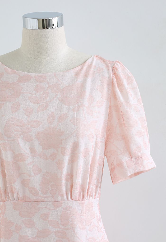 Gesmoktes Jacquardkleid mit Blütenausschnitt und Rückenausschnitt in Pink
