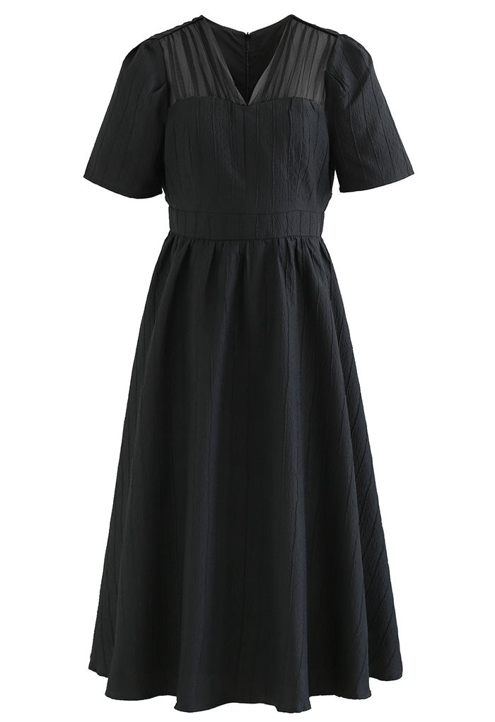 Gespleißtes Kleid mit V-Ausschnitt und Ripple-Prägung in Schwarz
