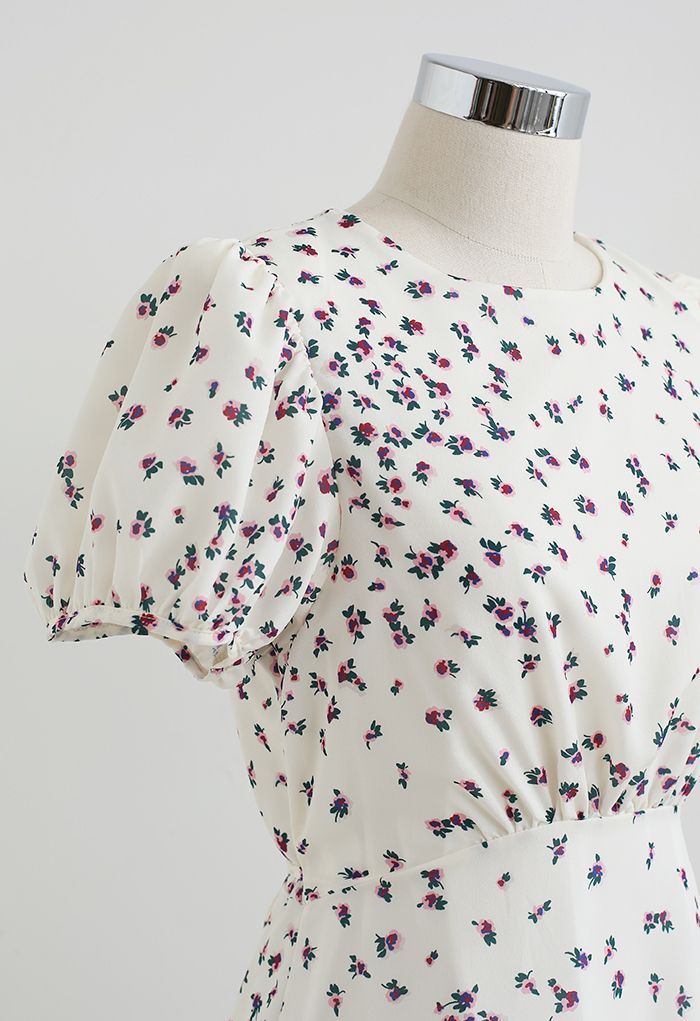 Minikleid mit Posy-Print und gepolsterter Schulter in Weiß