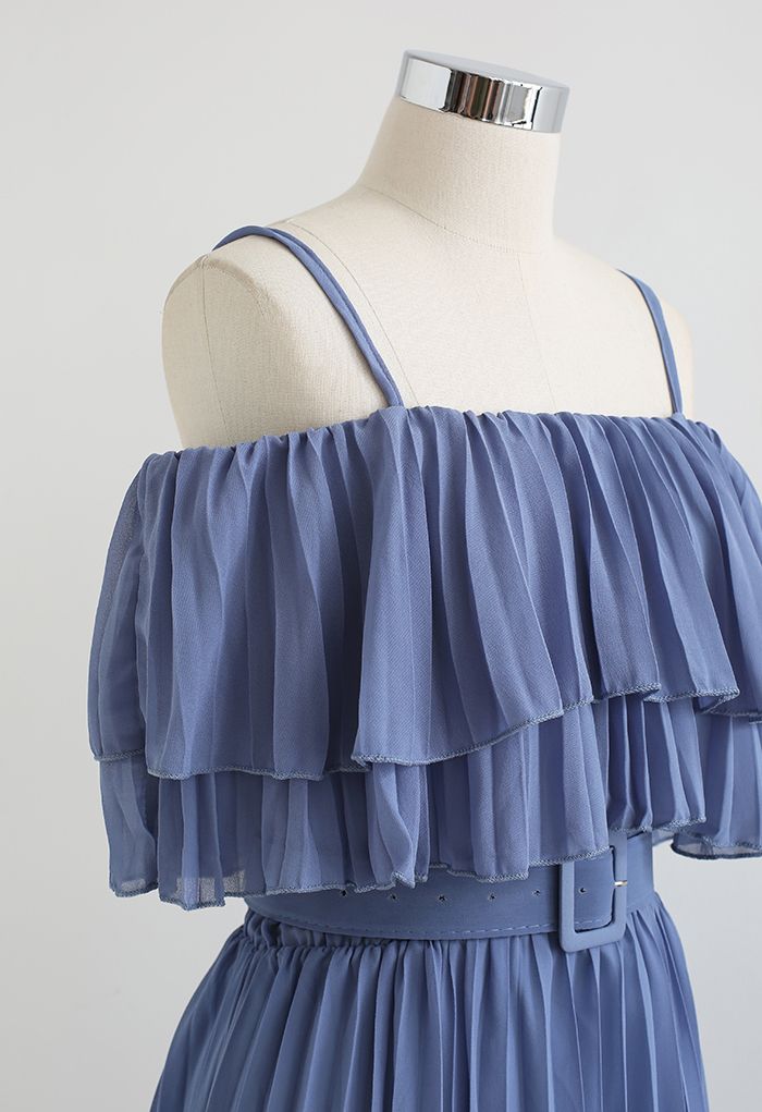 Abgestuftes, schulterfreies, plissiertes Kleid mit Gürtel in Blau