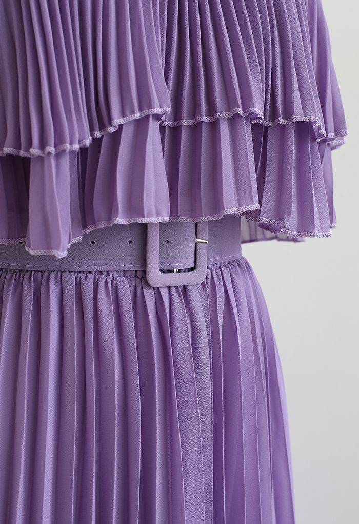 Gestuftes, schulterfreies, plissiertes Kleid mit Gürtel in Lila