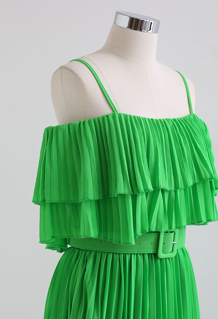 Abgestuftes, schulterfreies, plissiertes Kleid mit Gürtel in Grün