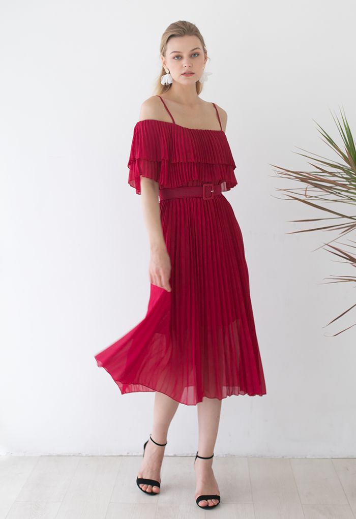 Gestuftes, schulterfreies, plissiertes Kleid mit Gürtel in Rot