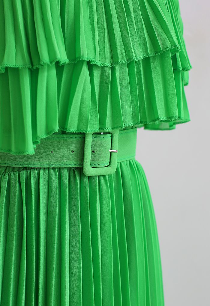 Abgestuftes, schulterfreies, plissiertes Kleid mit Gürtel in Grün
