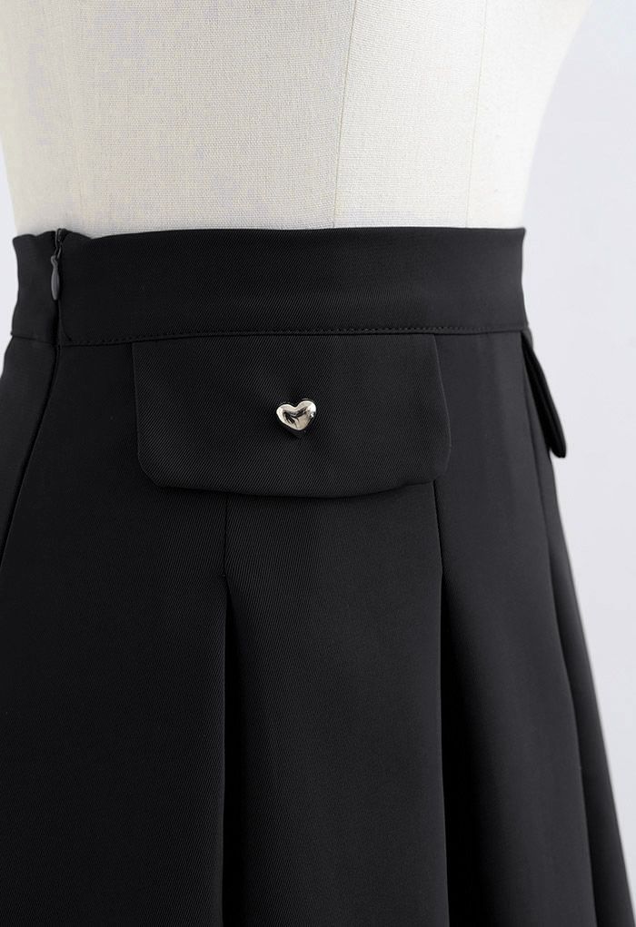 Winziger, plissierter Minirock mit Herzknöpfen in Schwarz