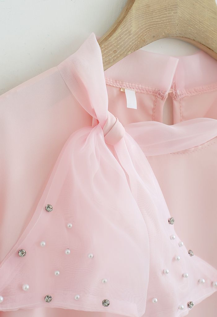 Perlenbesetztes Satinhemd mit Schleife und Knoten in Rosa