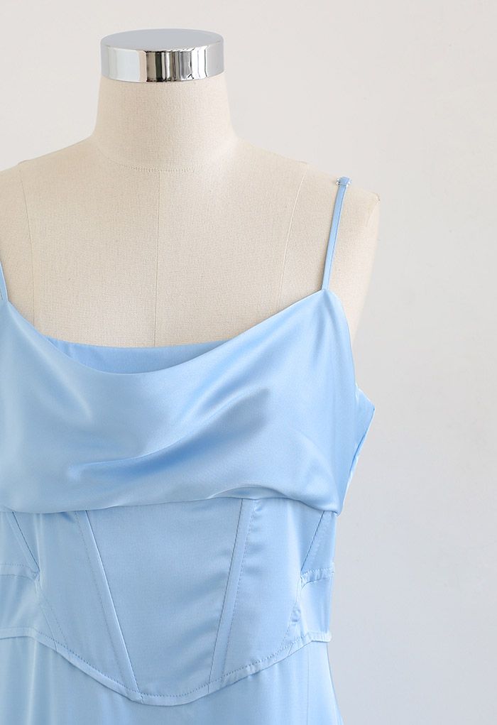 Cami-Kleid aus Satin mit Wasserfallausschnitt und Korsett-Taille in Blau
