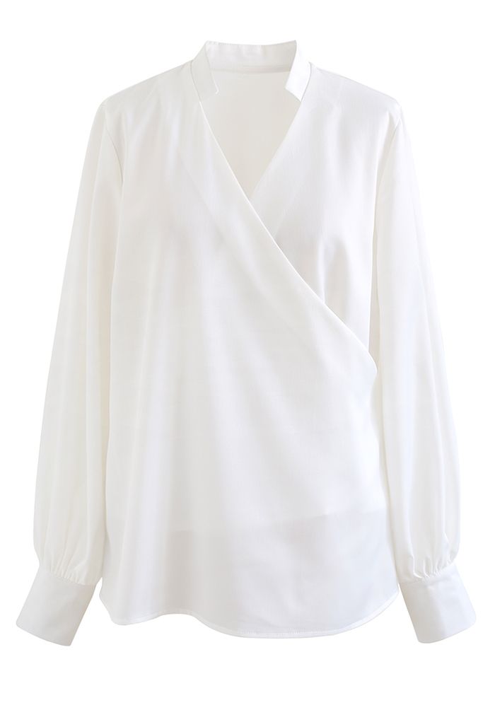 Satin-Hemd mit V-Ausschnitt in Wickeloptik in Weiß