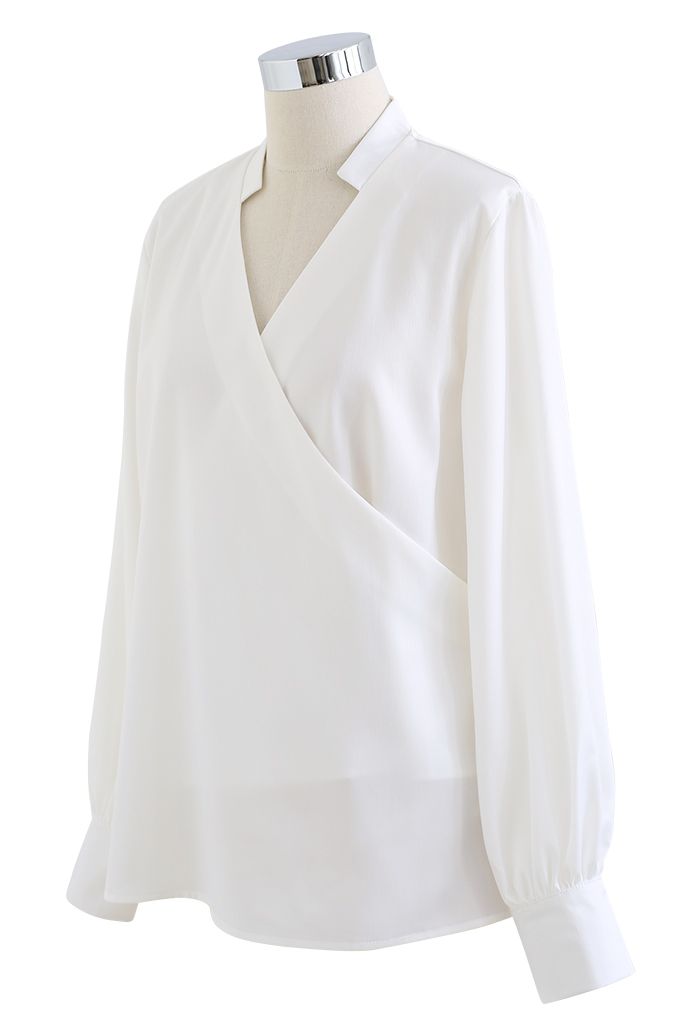 Satin-Hemd mit V-Ausschnitt in Wickeloptik in Weiß