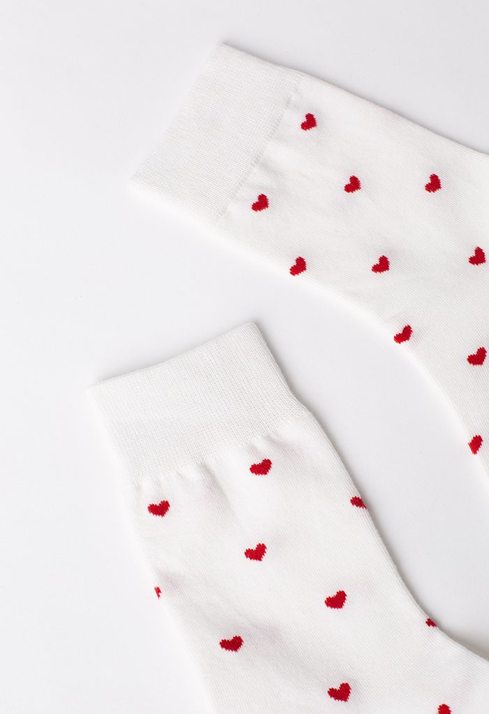 Jacquard-Socken mit kleinen roten Herzen