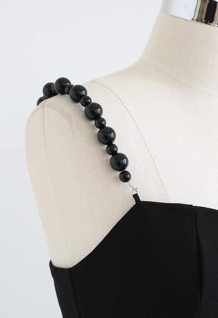 Gespleißtes Cami-Kleid mit schwarzen Perlenriemen