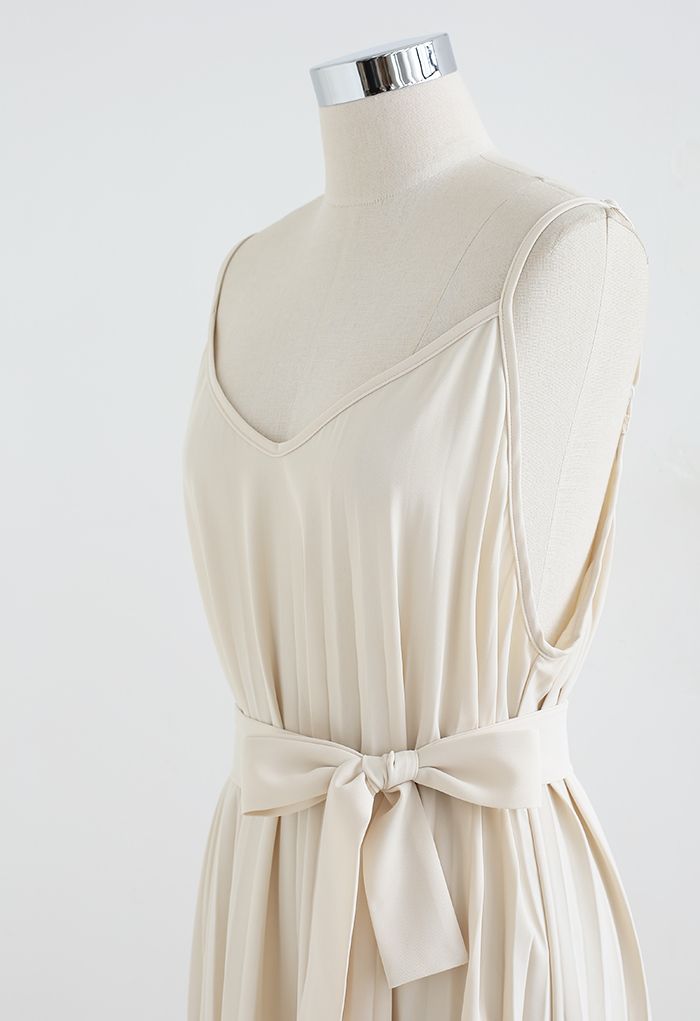 Asymmetrisches Plissiertes Cami-Kleid mit Bogenknoten in Elfenbein