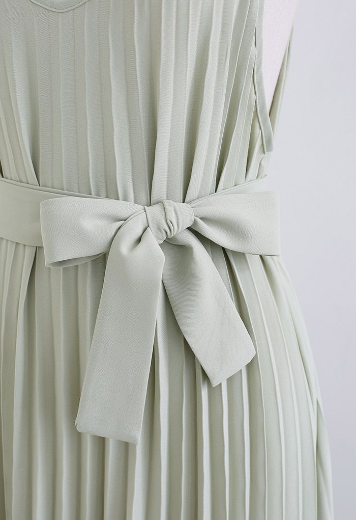 Asymmetrisches Plissiertes Cami-Kleid mit Bogenknoten in Pistazie