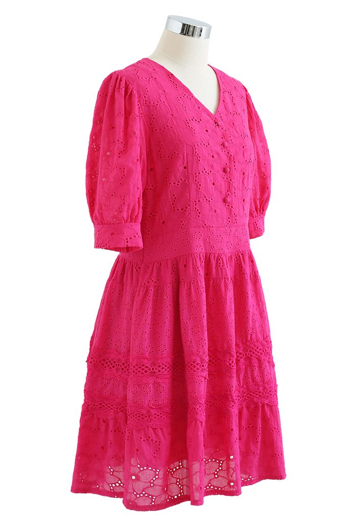 Baumwollkleid mit V-Ausschnitt und bestickten Ösen in Hot Pink