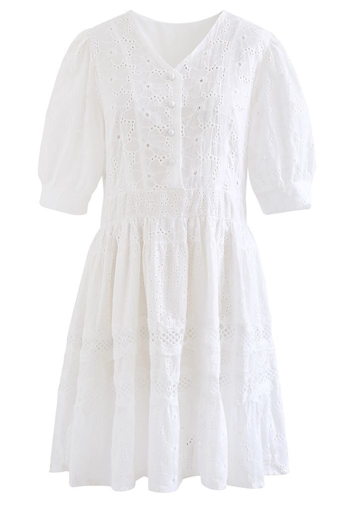 Baumwollkleid mit V-Ausschnitt und bestickten Ösen in Weiß