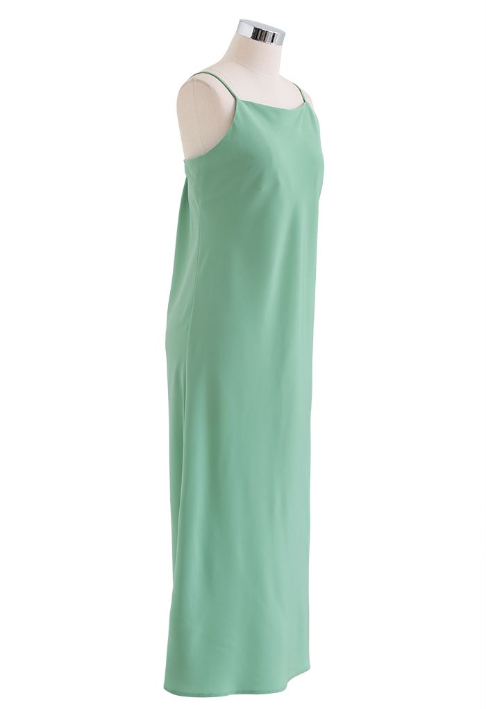 Klassisches Cami-Kleid aus Satin mit geteiltem Saum in Grün