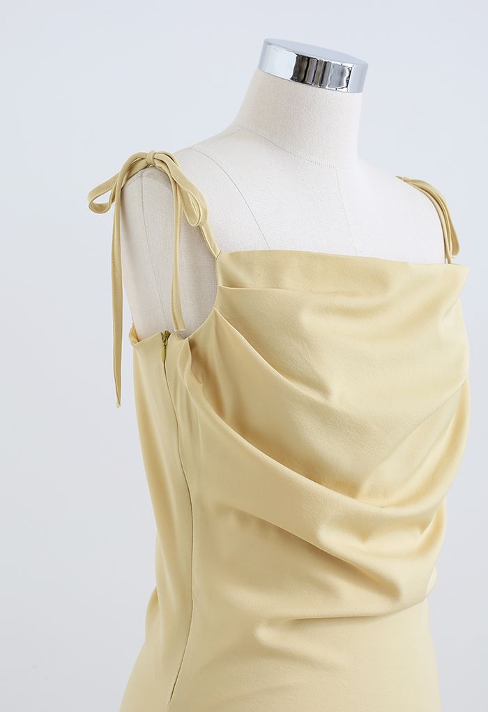Cami-Kleid aus Satin mit Rüschen und Wasserfallausschnitt in Gelb